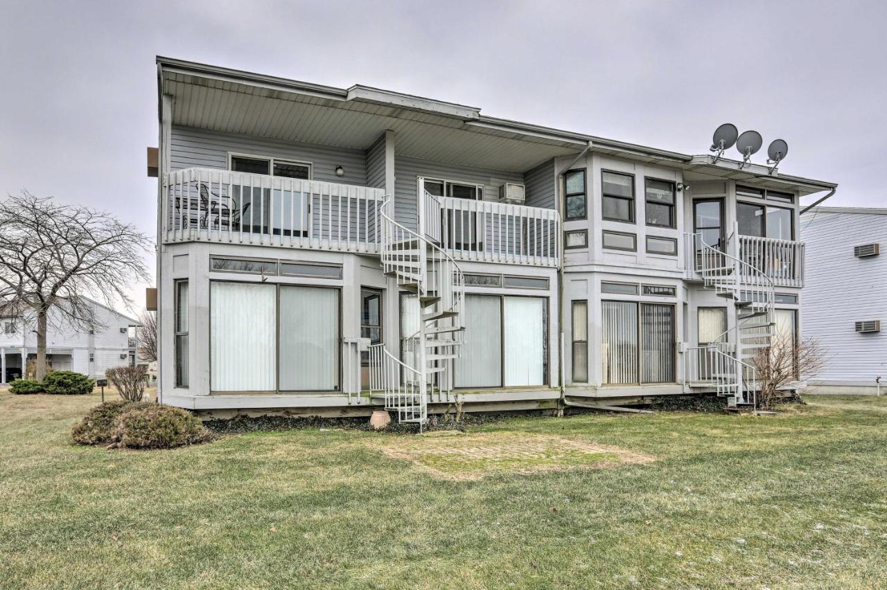 Condo With Balcony, Dock And Access To Lake Erie Sand Beach Екстериор снимка